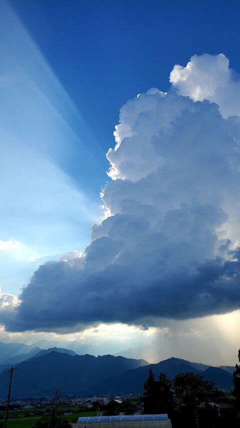 青空に浮かぶ雲とアルプスの写真