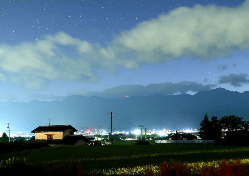 星空と北アルプスの燕山荘の灯りの画像