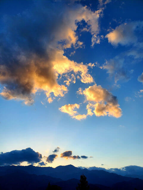 北アルプスと夕焼け雲の様子写真