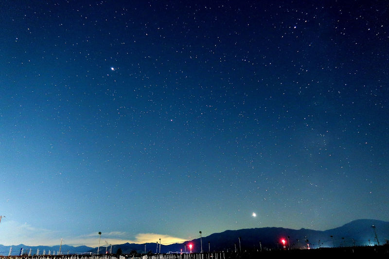 木星と土星と金星が並んでいる様子の写真