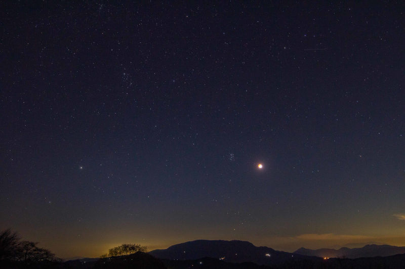 月食と星々の写真