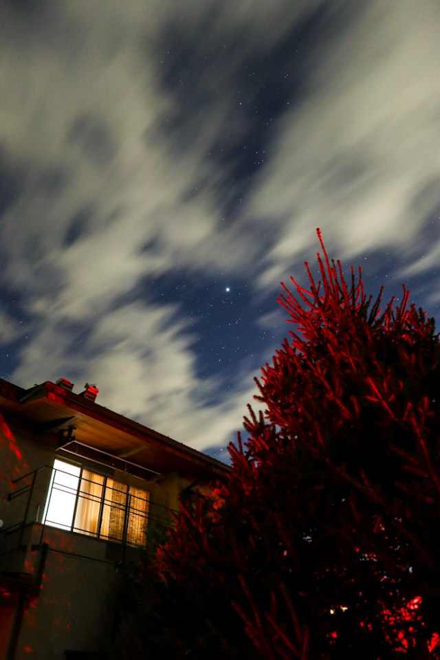 雲の合間に輝く木星の写真