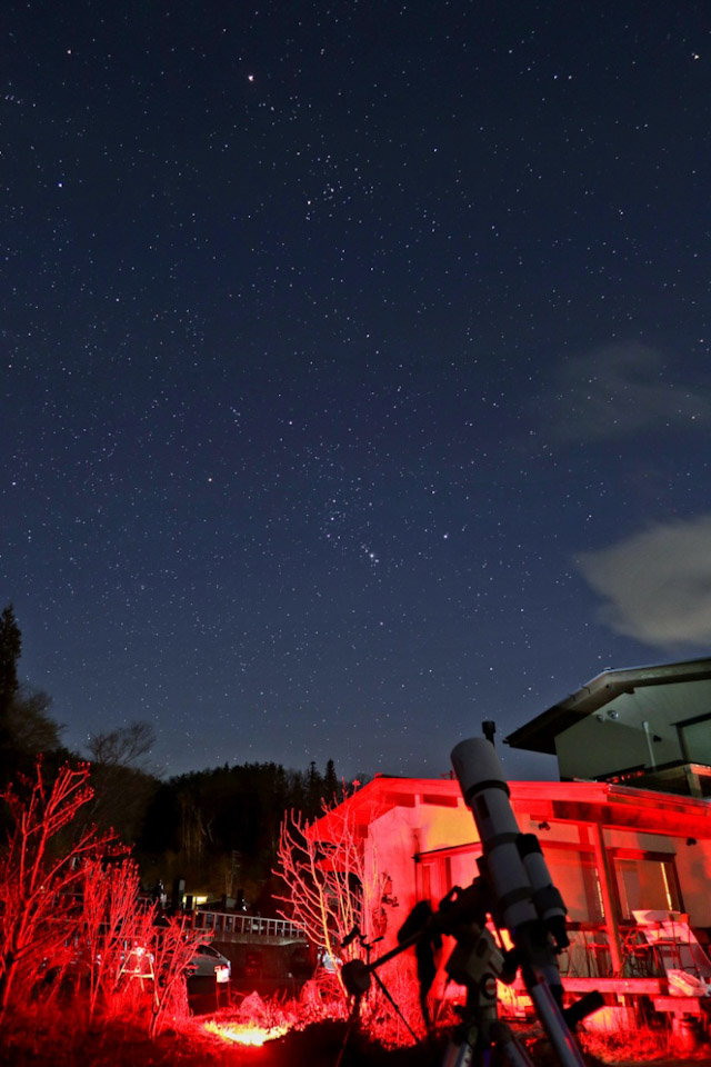 望遠鏡と冬の星座の写真
