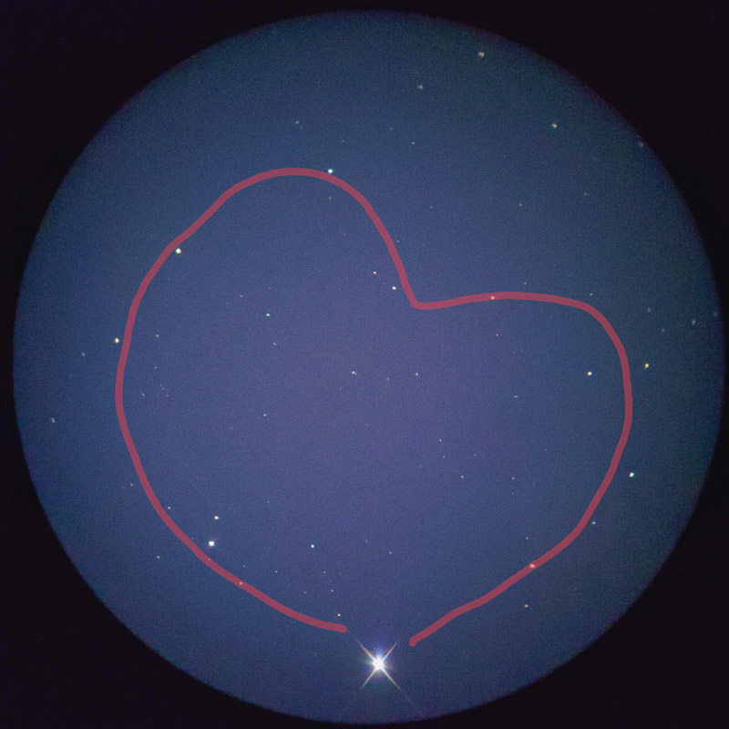 望遠鏡でのぞいた北極星と周りの星の形をなぞったハートマークの画像