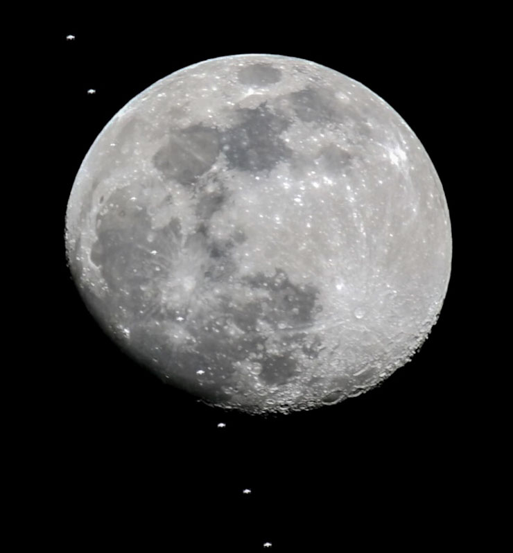 ISSが月の前を通っている拡大写真