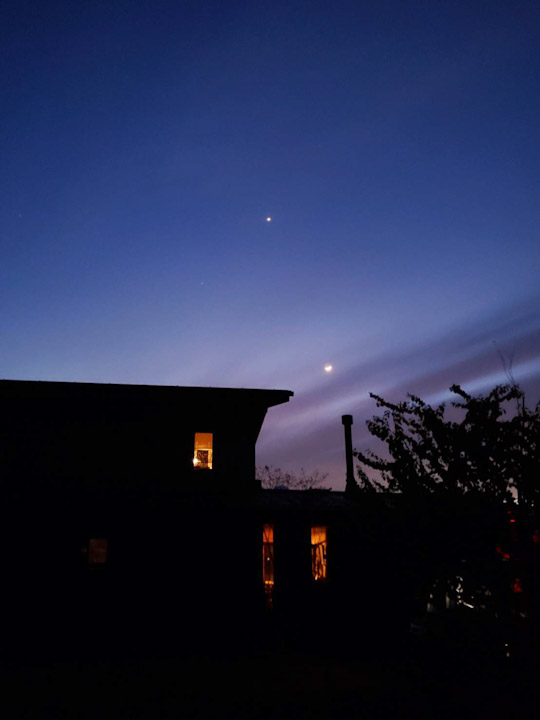 雲の合間から見える三日月と金星