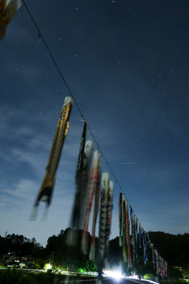 夜空に泳ぐ鯉のぼり