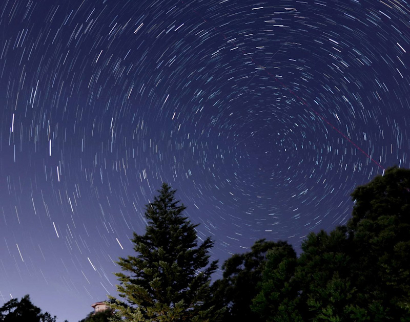 北極星を中心にまわる星々