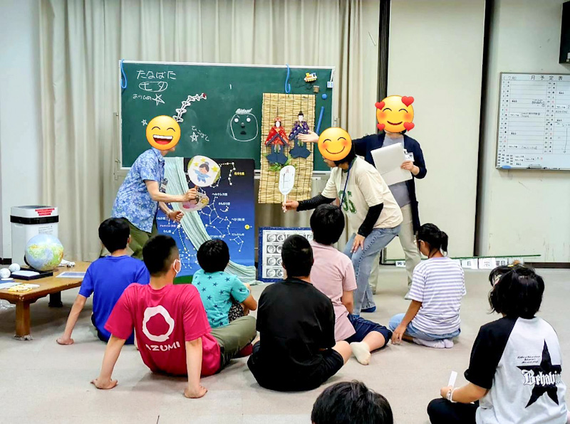 七夕の物語を披露している