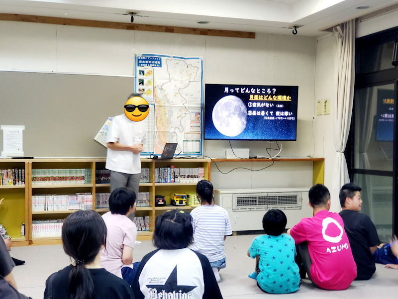 月の説明をしている