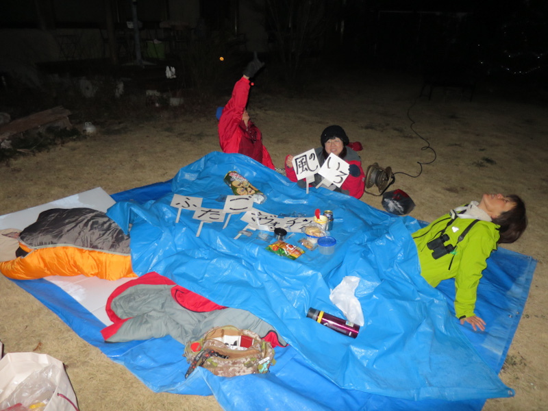 コタツに入って夜空を眺めている