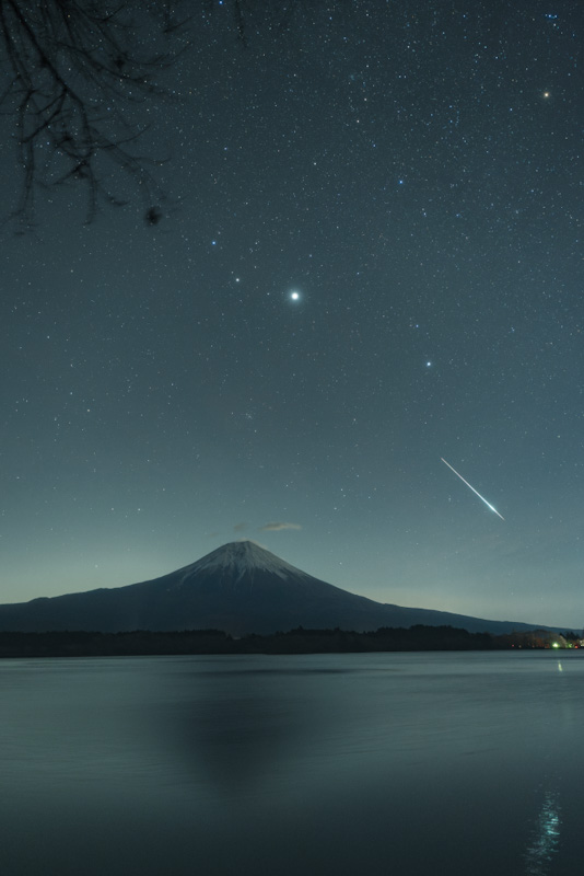 富士山と湖と夜空を駆ける流れ星