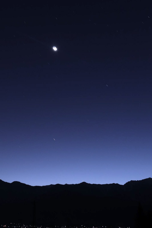 三日月とアルプスのシルエット。水星が稜線の近くに見えている