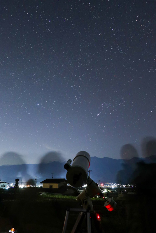 望遠鏡と北アルプスとオリオン座の星々