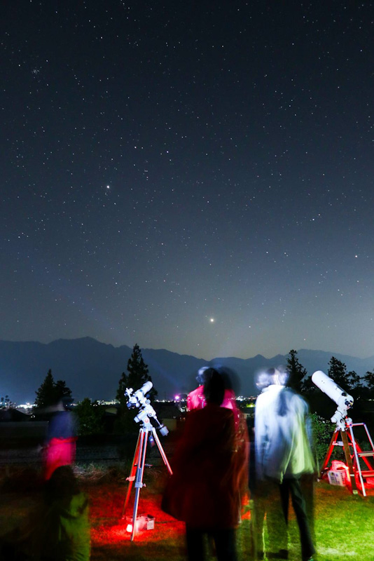 望遠鏡と星空